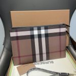 Burberry Check Clutch Bag – Iconic Plaid Pattern, Wrist Strap, Zip Closure, Designer Handbag - 图片 8
