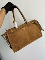 Prada-Style Caramel Leather Shoulder Bag – Minimalist Design with Triangular Logo - 图片 8