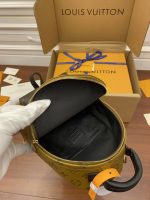 Louis Vuitton-Style Signature Hardware Detail – Deep Blue Monogram Leather with Cream Leather Strap & Gold-Tone Buckle - 图片 8