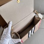 Burberry Mini Top Handle Bag – Iconic Check Pattern, Leather Trim, Gold Hardware, Designer Handbag - 图片 6