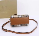 Burberry Check Clutch Bag – Iconic Plaid Pattern, Wrist Strap, Zip Closure, Designer Handbag - 图片 14