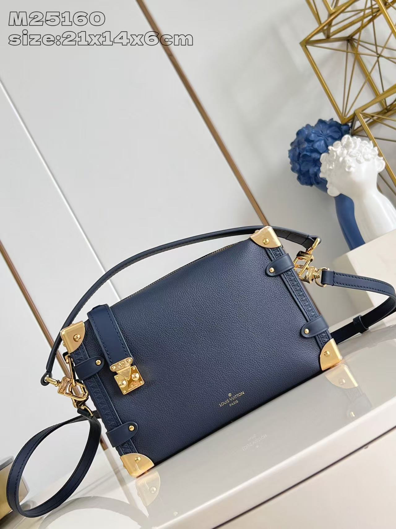 6332a3ba06b6201e796c5f63cfe17364 Louis Vuitton-Style Capucines Mini Bag – Navy Blue Grained Leather with Gold-Tone Hardware & Signature Lock Design (M25160) - 图片 1