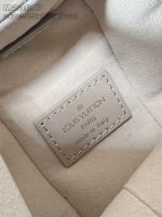 Louis Vuitton-Style Capucines Mini Bag – beige Grained Leather with Gold-Tone Hardware & Signature Lock Design (M25160) - 图片 6