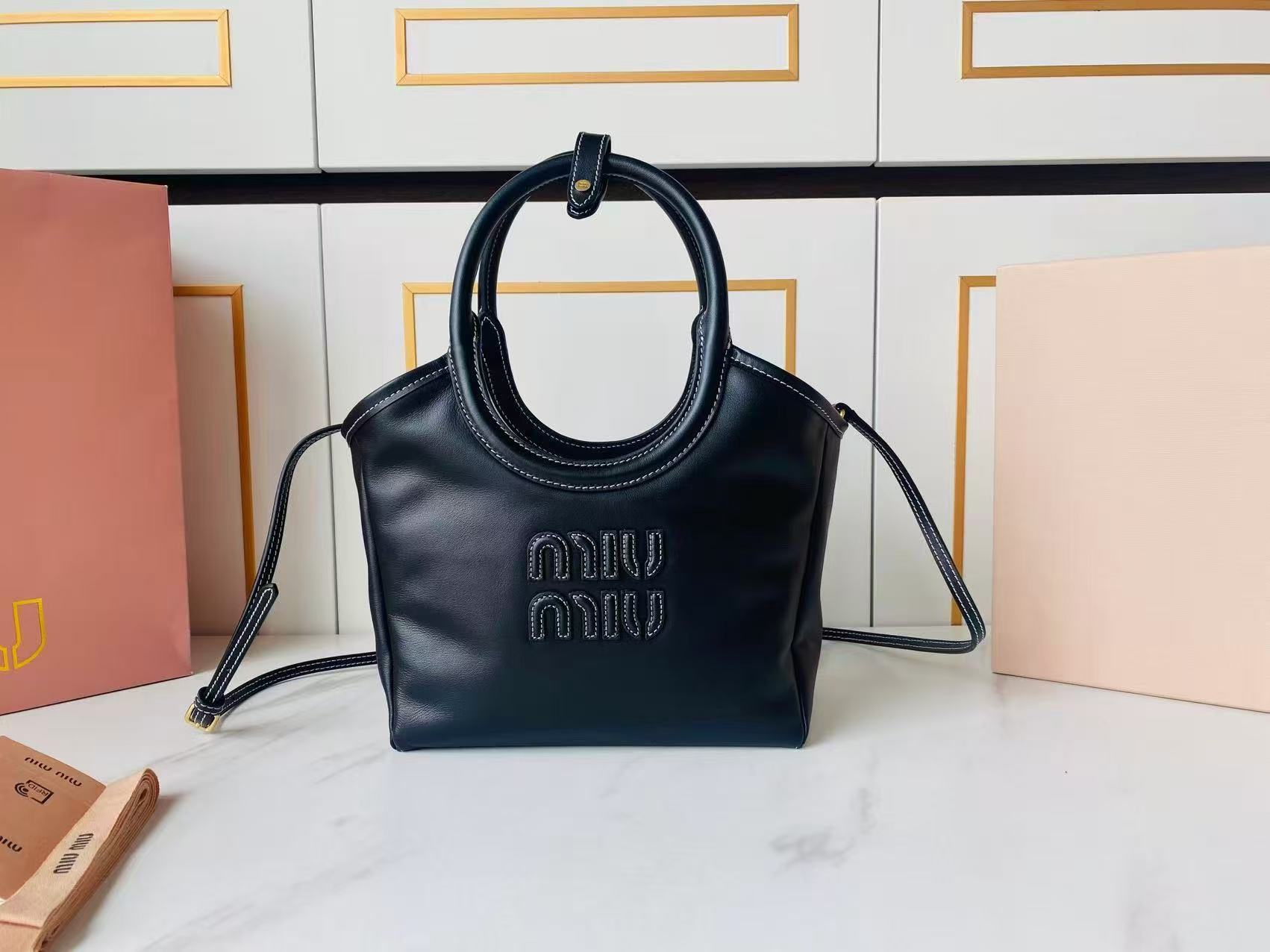 69429a71cb3f4648675420630dff4eae Miu Miu-Style Round Handle Tote – Iconic Circular Ring, Embroidered Logo, Premium Leather Handbag with Detachable Strap - 图片 1