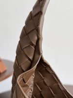 Bottega Veneta Brown Intrecciato Pouch Bag – Iconic Weave, Leather Hobo, Designer Handbag - 图片 7