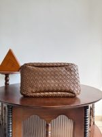 Bottega Veneta Brown Intrecciato Pouch Bag – Iconic Weave, Leather Hobo, Designer Handbag - 图片 6