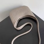 Bottega Veneta Beige Intrecciato Pouch Bag – Iconic Weave, Soft Silhouette, Leather Hobo, Designer Handbag - 图片 6