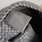 Bottega Veneta beige Intrecciato Pouch Bag – Iconic Weave, Leather Hobo, Designer Handbag - 图片 7