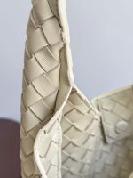 Bottega Veneta beige Intrecciato Pouch Bag – Iconic Weave, Leather Hobo, Designer Handbag - 图片 8
