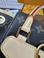 Louis Vuitton-Style Signature Hardware Detail – Deep Blue Monogram Leather with Cream Leather Strap & Gold-Tone Buckle - 图片 6
