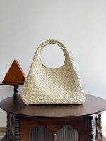 Bottega Veneta beige Intrecciato Pouch Bag – Iconic Weave, Leather Hobo, Designer Handbag - 图片 7