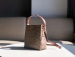 COACH Signature Bucket Bag – Beige Monogram Canvas, Brown Leather Trim, Adjustable Strap, Designer Crossbody Bag - 图片 8