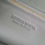 Bottega Veneta Large Intrecciato Hobo Bag – Iconic Weave, Sculptural Silhouette, Leather Tote, Designer Handbag - 图片 23