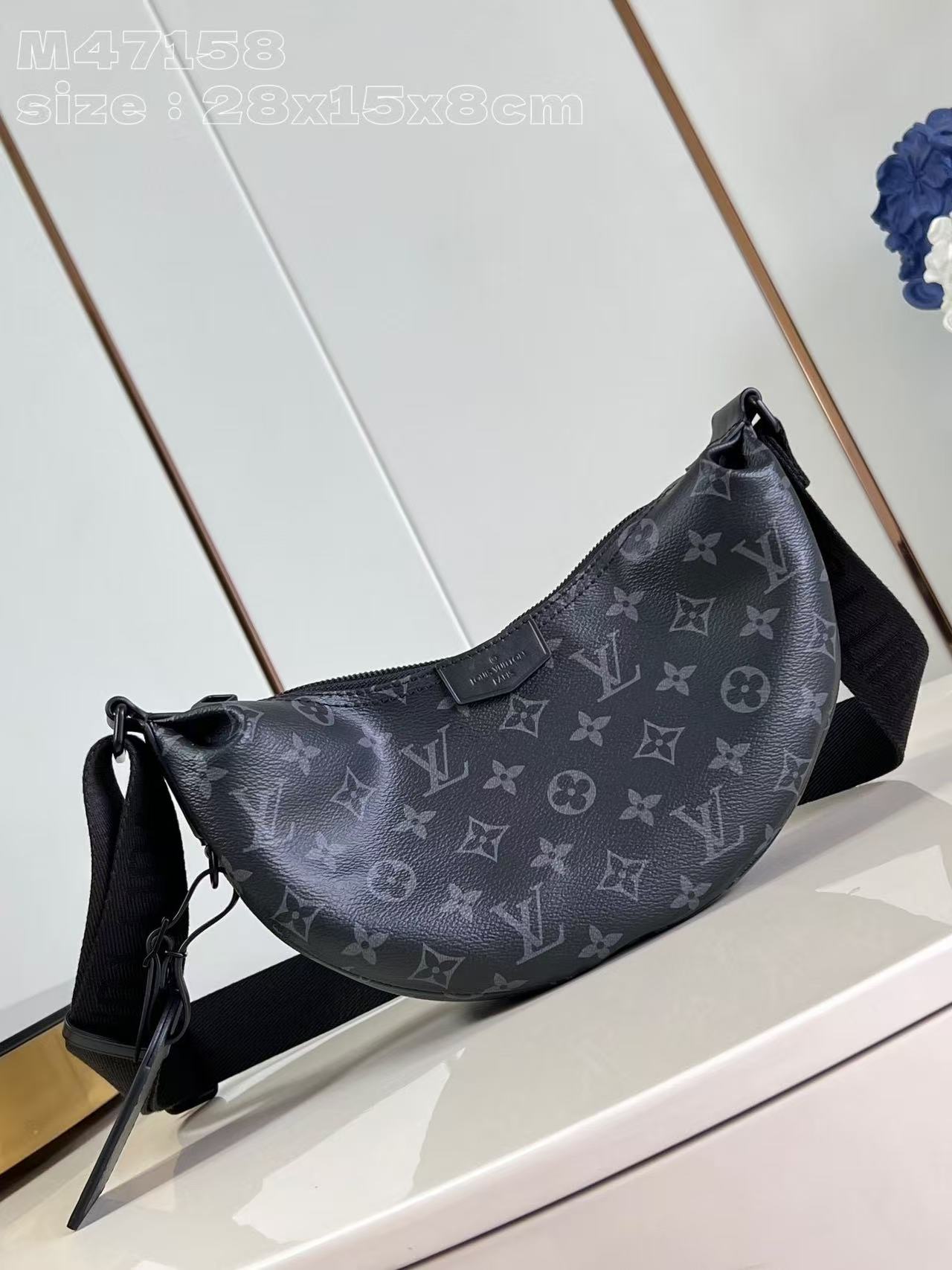 7cc71817c1e0339d2e55e411076c7ae9 Louis Vuitton-Style New Moon Bag – Black Monogram Leather with Sleek Design & Adjustable Strap (M47158) - 图片 1