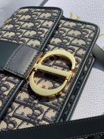 Dior Oblique Print Crossbody Bag – Iconic Monogram Canvas, Gold-Tone CD Clasp, Designer Shoulder Bag with Adjustable Strap - 图片 9