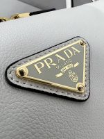 Prada-Style White Leather Top-Handle Bag – Minimalist Design with Gold-Tone Triangular Logo - 图片 8