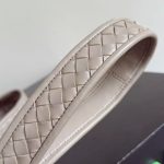 Bottega Veneta Beige Intrecciato Pouch Bag – Iconic Weave, Soft Silhouette, Leather Hobo, Designer Handbag - 图片 7