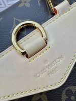 Louis Vuitton-Style Signature Hardware Detail – Deep Blue Monogram Leather with Cream Leather Strap & Gold-Tone Buckle - 图片 8