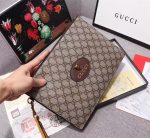 Gucci-Style GG Supreme Clutch Wallet – Beige Monogram Canvas with Gold-Tone Snake Head Charm, Oval Logo Badge & Zip Closure