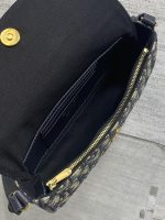 Dior Oblique Print Chain Crossbody Bag – Iconic Monogram Canvas, Gold-Tone CD Clasp, Designer Shoulder Bag with Detachable Chain Strap - 图片 5