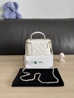 Chanel-Style Mini Vanity Bag – White Quilted Leather with Top Handle & Silver-Tone Chain - 图片 8