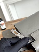 Hermès Mini Kelly Pochette – Multi-Color Options, Togo Leather, Shoulder Strap, Iconic Clasp, Elegant Everyday Bag - 图片 11