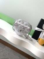 Chanel-Style Mini Heart Bag – Quilted Leather with Gold-Tone Chain & CC Logo (8 Colors Available) - 图片 11