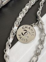 Chanel-Style Metallic Drawstring Tote – Silver Foil Leather with Embossed Logo & Chain Strap - 图片 4