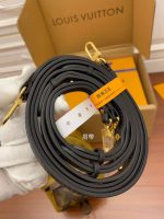 Louis Vuitton-Style Signature Hardware Detail – Deep Blue Monogram Leather with Cream Leather Strap & Gold-Tone Buckle - 图片 7