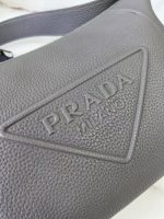 Prada-Style Leather & Nylon Tote Handbag – Minimalist Top Handle Bag with Triangular Logo – Designer-Inspired Shoulder Bag for Women - 图片 7