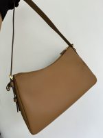 Prada-Style Caramel Leather Shoulder Bag – Minimalist Design with Triangular Logo - 图片 8