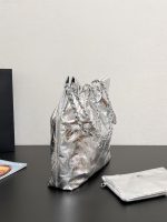 Chanel-Style Metallic Drawstring Tote – Silver Foil Leather with Embossed Logo & Chain Strap - 图片 5