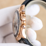 Rolex Daytona Replica Watch – Full Yellow Gold Case, Black Rubber Strap, Distressed White Dial with Chronograph Function - 图片 4
