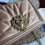 Dolce & Gabbana-Style Quilted Mini Bag – Sunburst Stitching with Ornate Heart Clasp - 图片 12