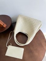 Bottega Veneta beige Intrecciato Pouch Bag – Iconic Weave, Leather Hobo, Designer Handbag - 图片 9