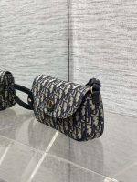 Dior Oblique Print Chain Crossbody Bag – Iconic Monogram Canvas, Gold-Tone CD Clasp, Designer Shoulder Bag with Detachable Chain Strap - 图片 4