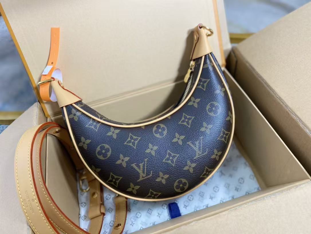 997317d232738ede3e24ca43d8dad24c Louis Vuitton-Style Moon Bag – Deep Blue Monogram Canvas with Cream Leather Trim & Gold-Tone Chain Strap - 图片 1
