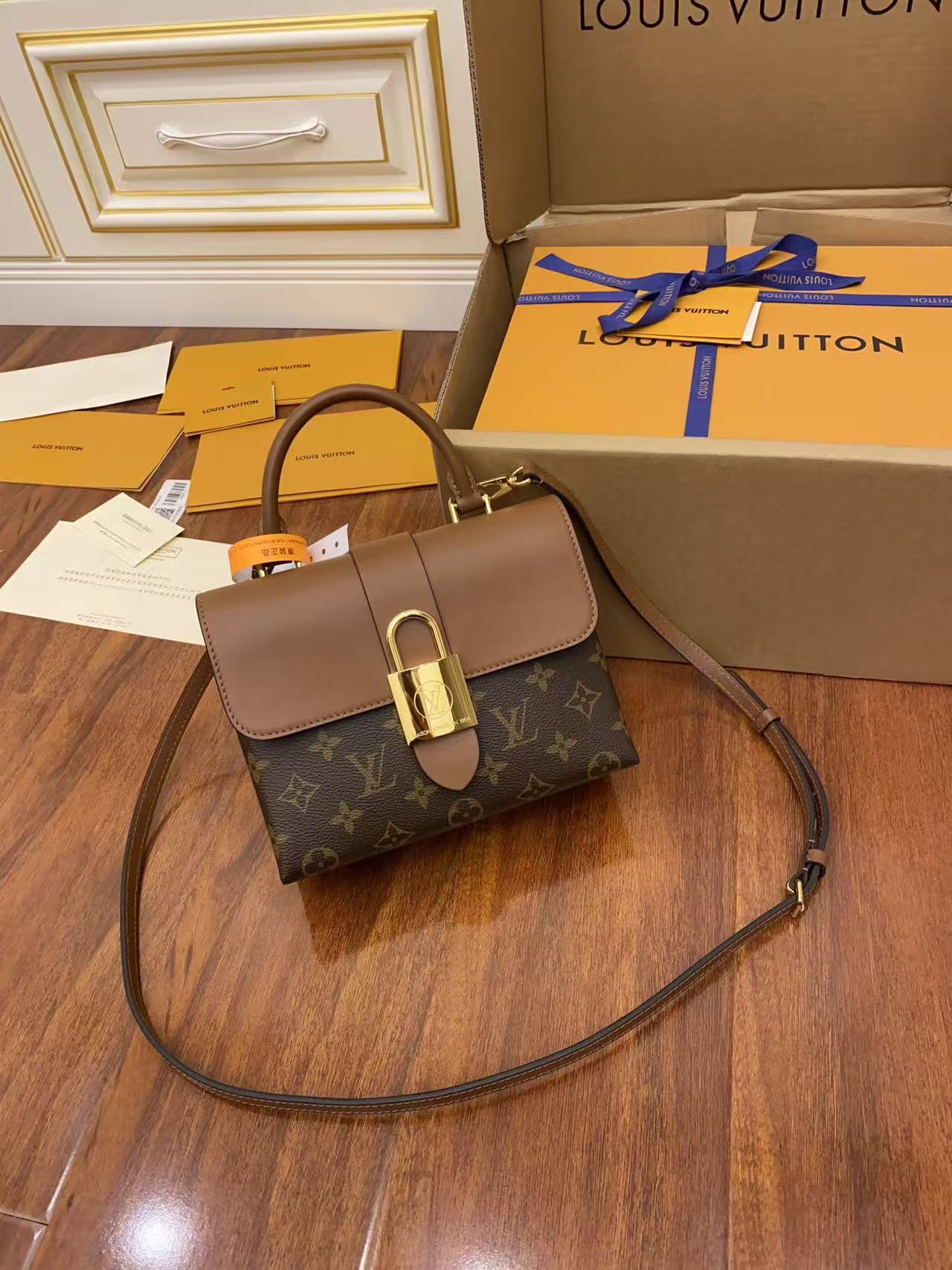 9add07ce566ab31fab0fd1eedc27a096 Louis Vuitton-Style Lockit Mini Bag – Brown Monogram Canvas with Leather Flap & Gold-Tone Lock Closure - 图片 1