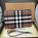 Burberry Check Clutch Bag – Iconic Plaid Pattern, Wrist Strap, Zip Closure, Designer Handbag - 图片 9