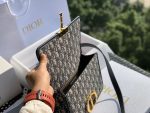 Dior Oblique Print Crossbody Bag – Iconic Monogram Canvas, Gold-Tone CD Clasp, Designer Shoulder Bag with Adjustable Strap - 图片 5