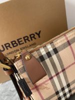 Burberry Mini Top Handle Bag – Iconic Check Pattern, Leather Trim, Gold Hardware, Designer Handbag - 图片 4