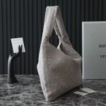 Bottega Veneta Large Intrecciato Hobo Bag – Iconic Weave, Sculptural Silhouette, Leather Tote, Designer Handbag - 图片 10