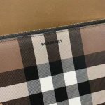 Burberry Check Clutch Bag – Iconic Plaid Pattern, Wrist Strap, Zip Closure, Designer Handbag - 图片 7