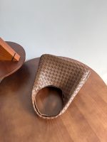 Bottega Veneta Brown Intrecciato Pouch Bag – Iconic Weave, Leather Hobo, Designer Handbag - 图片 2