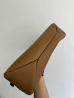 Prada-Style Caramel Leather Shoulder Bag – Minimalist Design with Triangular Logo - 图片 3