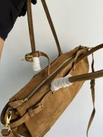 Prada-Style Caramel Leather Shoulder Bag – Minimalist Design with Triangular Logo - 图片 5