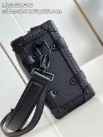 Louis Vuitton-Style Capucines Mini Bag – Black Grained Leather with Gold-Tone Hardware & Signature Lock Design (M25160) - 图片 3