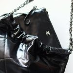 Chanel-Style Metallic Drawstring Tote – Black Foil Leather with Embossed Logo & Chain Strap - 图片 7