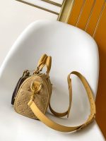 Louis Vuitton-Style Mini Pochette Bag – Beige Leather with Brown Monogram Panel & Gold-Tone Hardware - 图片 4