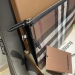 Burberry Check Clutch Bag – Iconic Plaid Pattern, Wrist Strap, Zip Closure, Designer Handbag - 图片 6